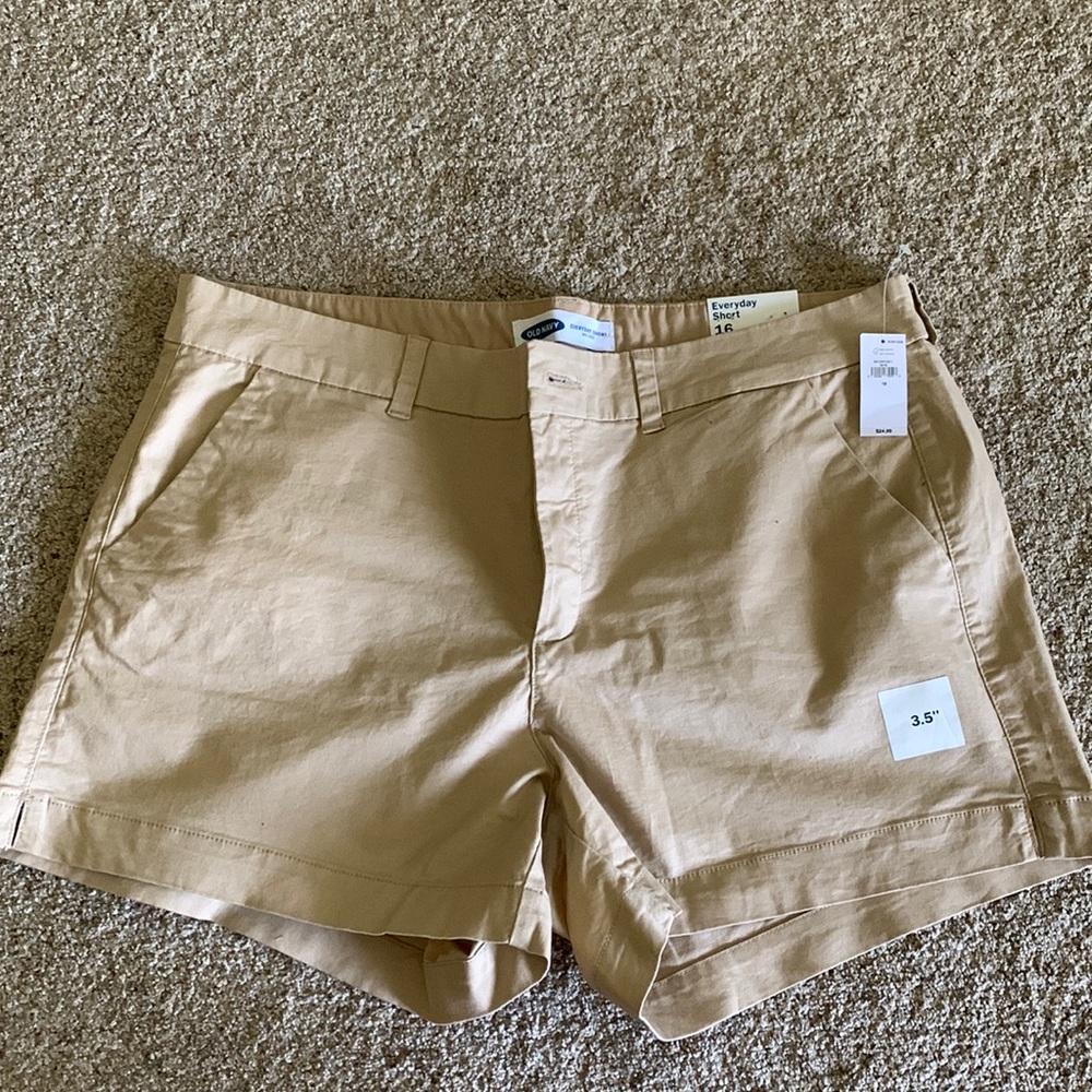 Khaki woman’s Old navy, mid rise, 3.5” length shorts. Size 16. NWT!